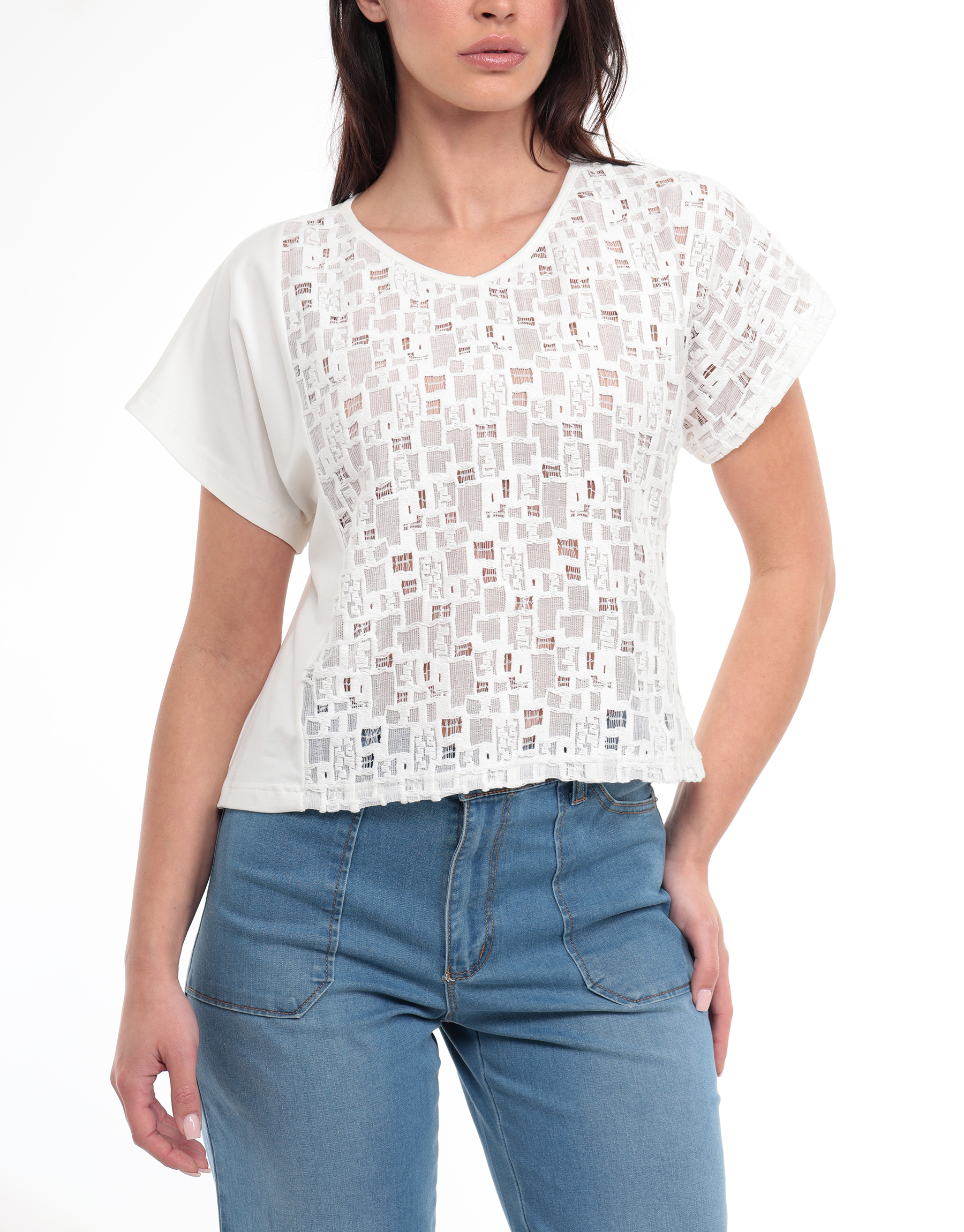 Haut en dentelle de coton et jersey blanc  Tee-shirt asymétrique couture  Décolleté en V  Pièce créative, légère et confortable, incontournable pour l'été  Lavage à délicat 30°  Composition : 98%l coton,  2% lycra